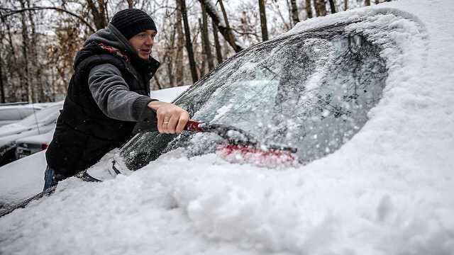 汽车前挡风玻璃被雨雪冻住,怎样才能快速解决?看完涨知识了