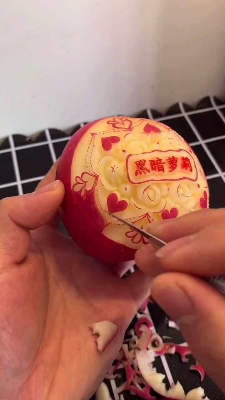 苹果雕刻视频来了,有没有觉得好看的?