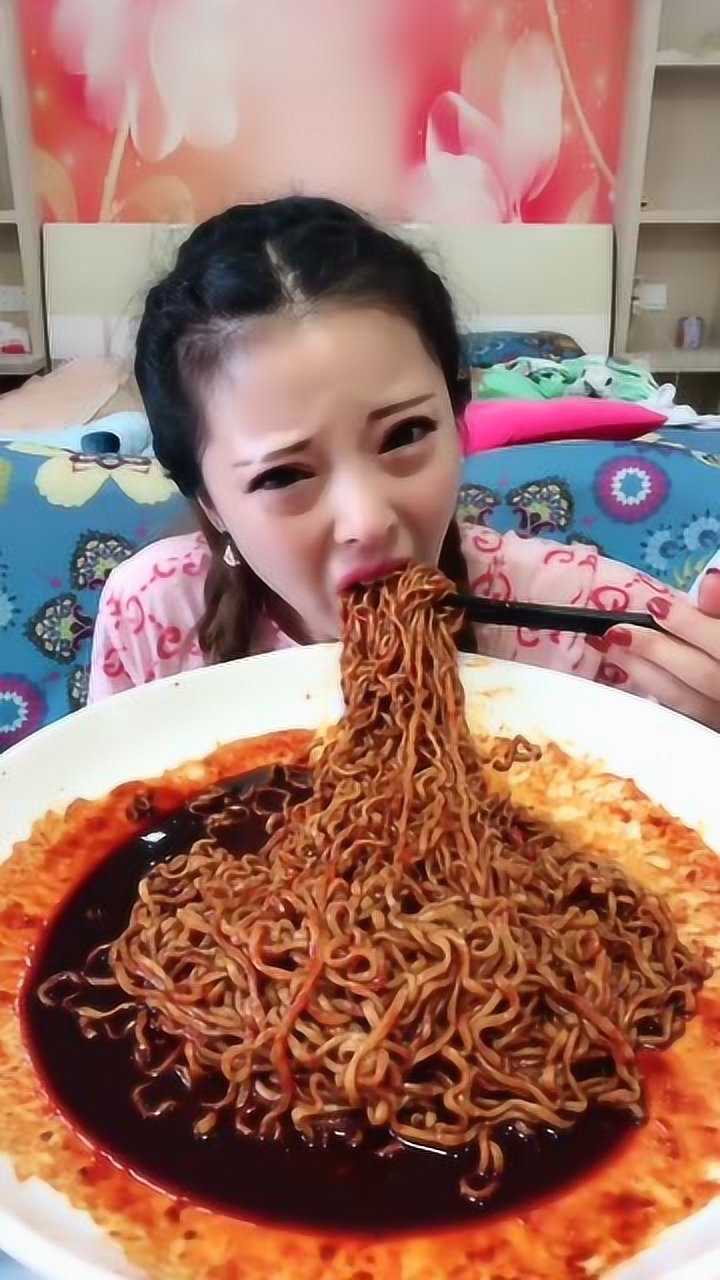 爱吃火鸡面的美女看这样子像是辣哭了真是拼了