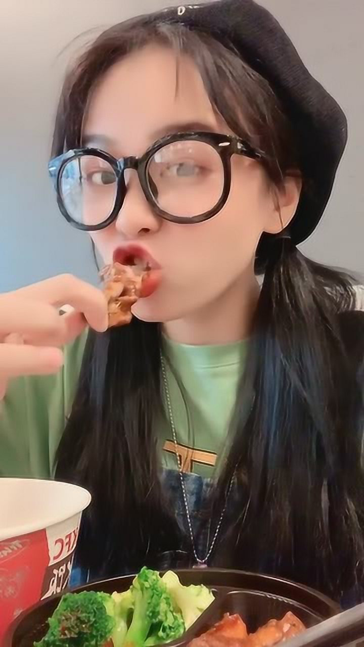 美女吃播!看着太有食欲