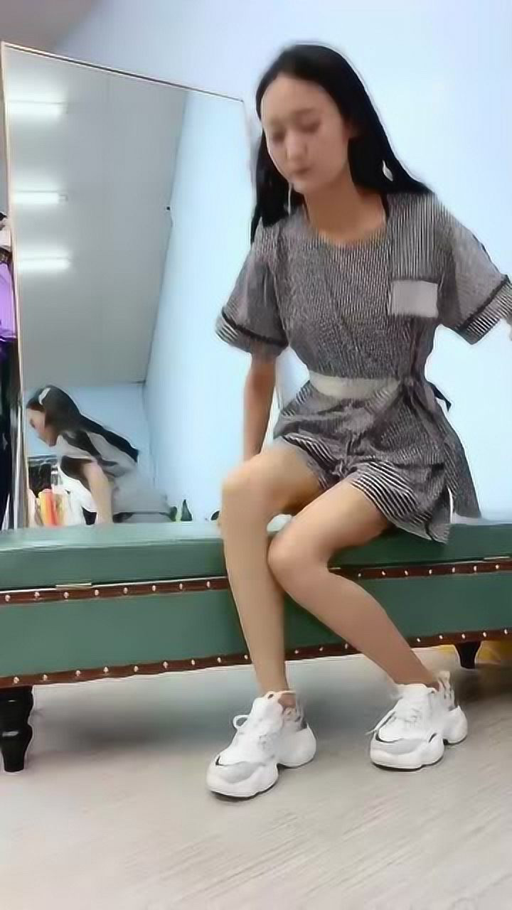 美女小姐姐得了一种怪病,每天不穿这种袜子就浑身难受!