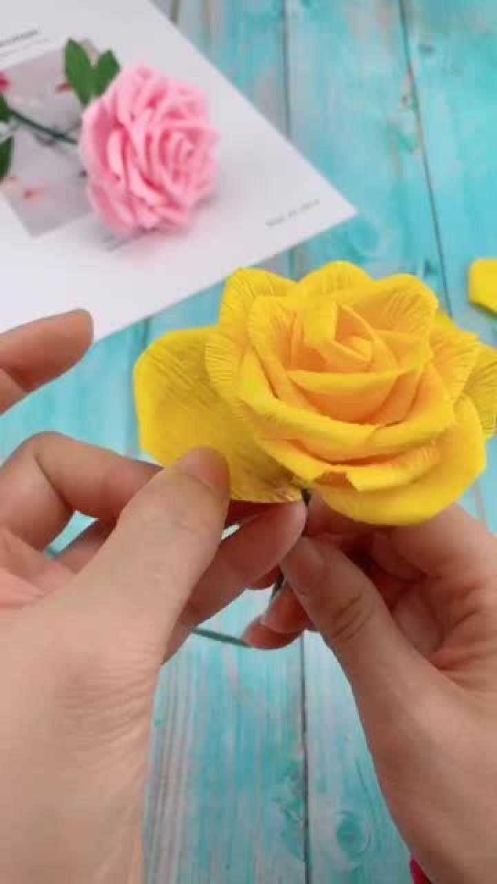 用皱纹纸做一朵盛开的玫瑰花送给你最喜欢的她吧!做法就在这里
