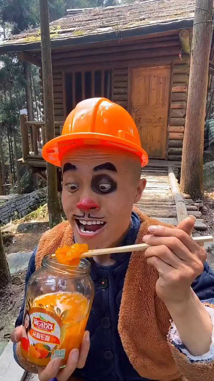 90后光头强省吃俭用的光头强