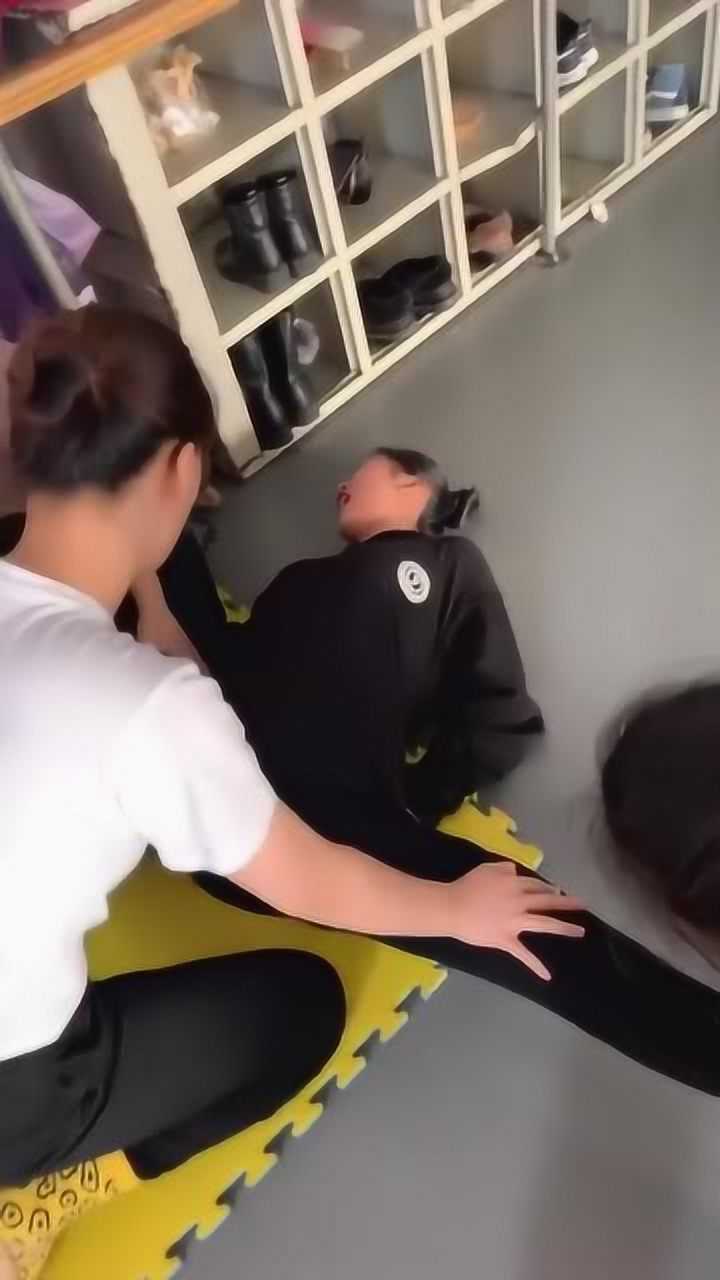 舞蹈生撕腿太痛苦了不经历一次都不知道有多残忍