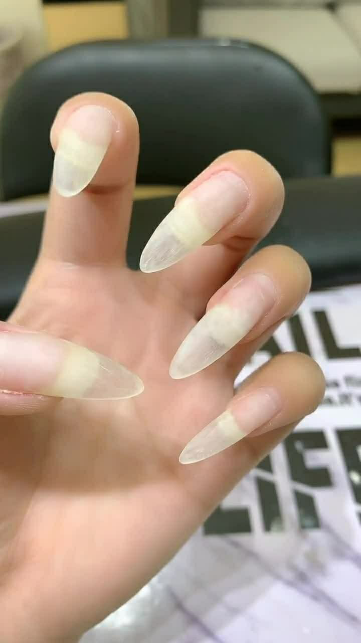 这就是接的指甲,不是真的,其实也挺好看的