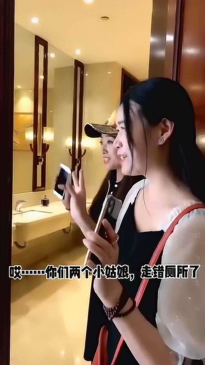 女装大佬上厕所没想到还把俩妹子带偏了这一幕让人哭笑不得