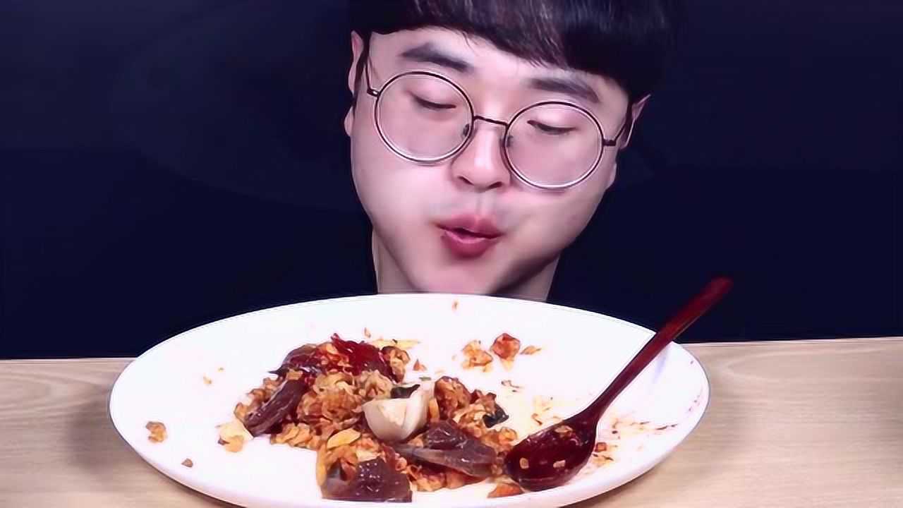 韩国吃播大胃王吃辣酱虾酱油虾炒饭发出咀嚼音吃得真馋人
