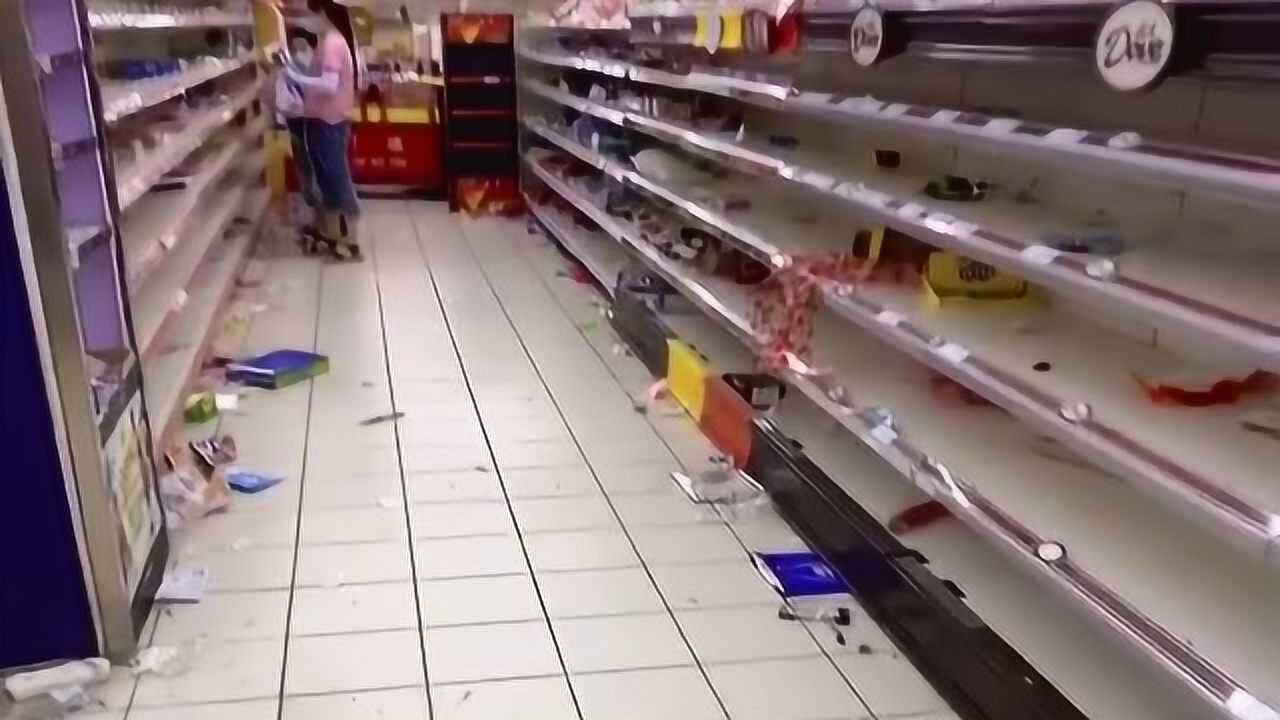 银座超市倒闭看到这一片狼藉这人真没素质