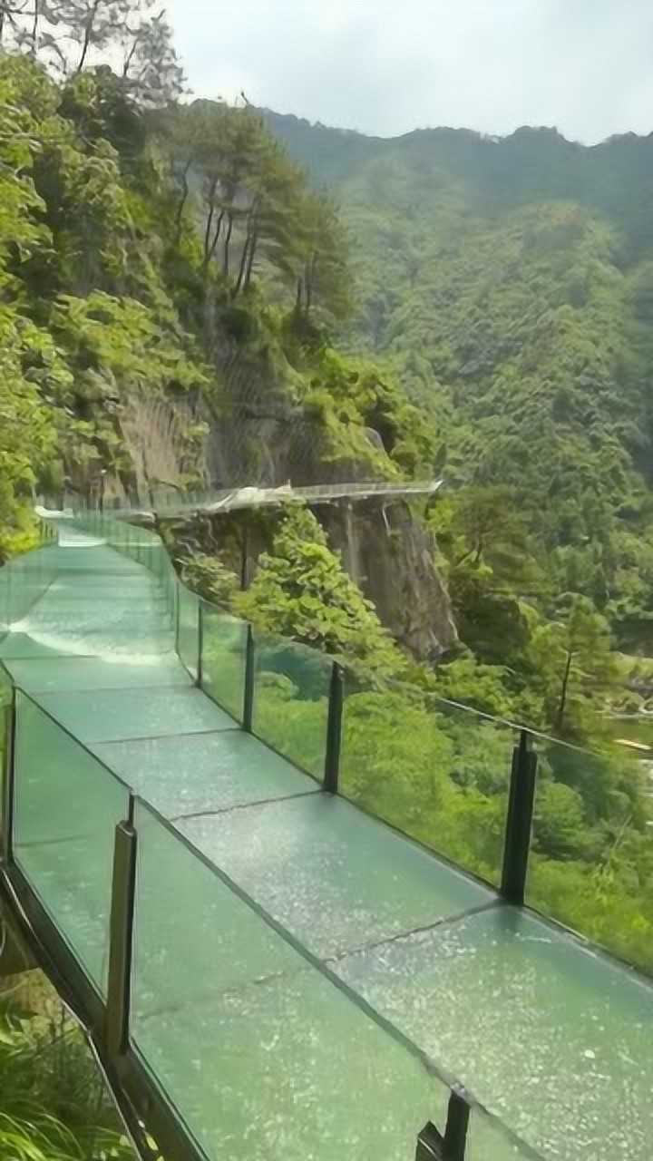 水上乐园版玻璃桥居然还有这样的玩法羡慕那个小哥哥