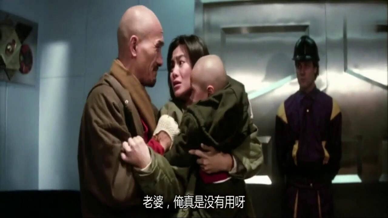 光头佬跟小光头使眼色，哪料小光头转身就抱住了母亲，太搞笑了！_高清1080P在线观看平台_腾讯视频