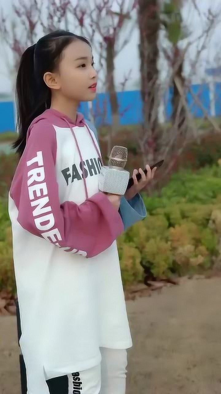 宋小睿真是不愧是小才女,不光会走模特步,就连唱歌也这么好听!