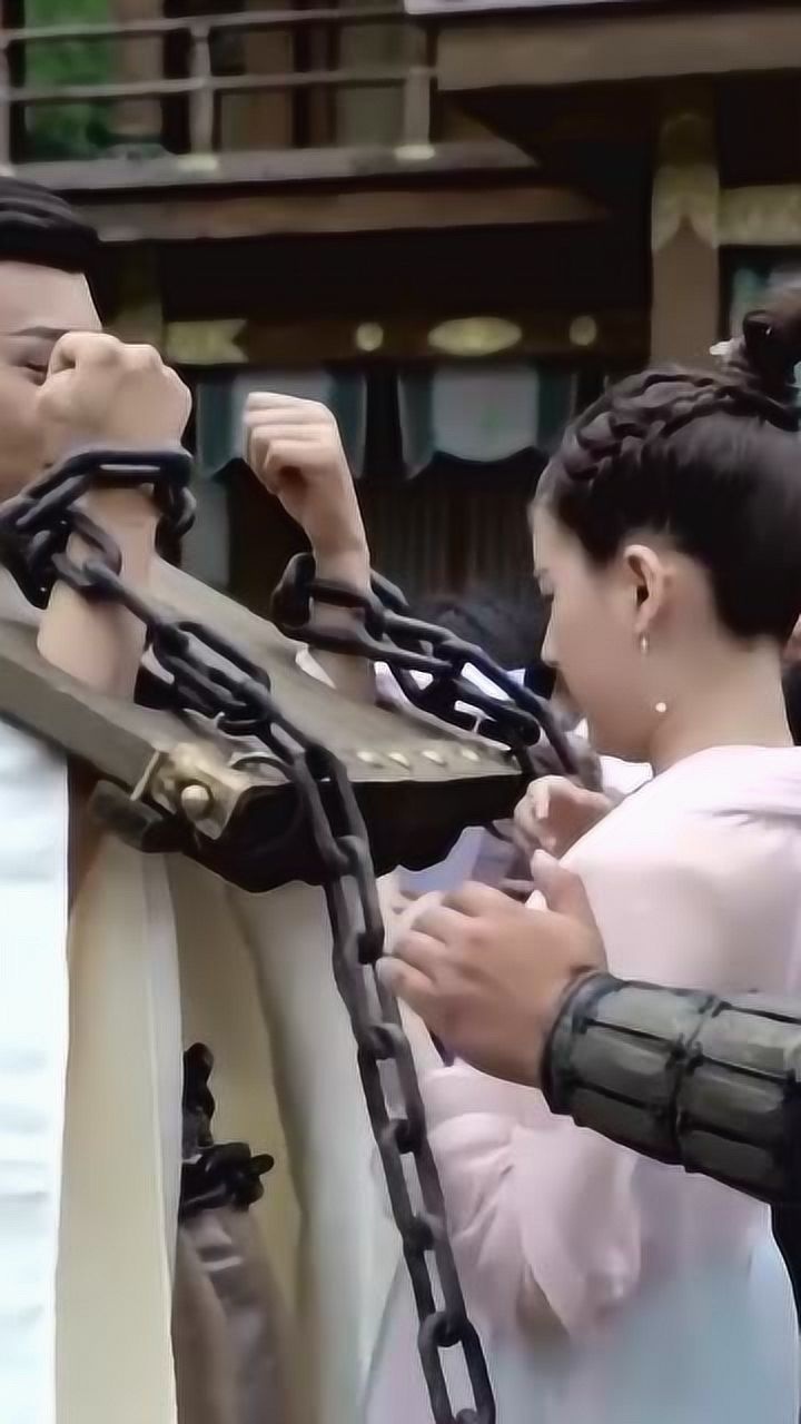 赵露思怎么抱一个戴枷锁的人呀在线等