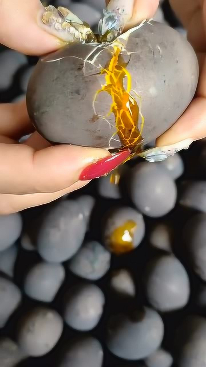 黑色的鸭蛋你见过吗流的油也太多了这一看就是海鸭蛋