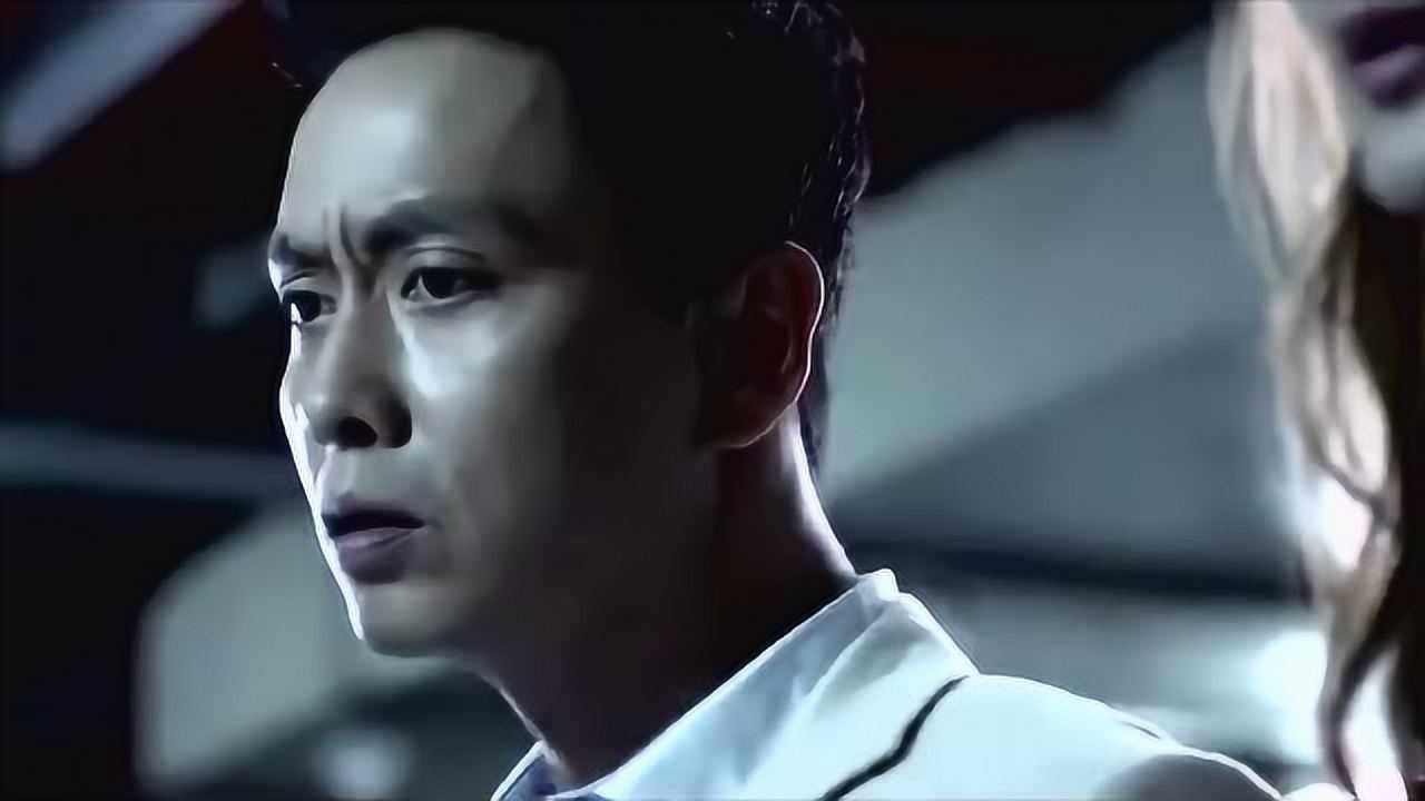 三更车库美女和老公去车库取车撞见鬼结果男的推开美女就跑