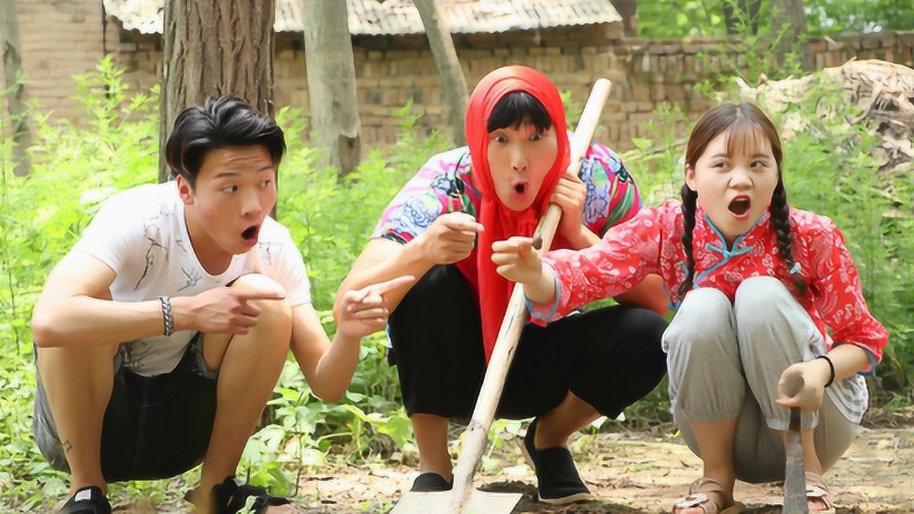 短剧:妈妈带兄妹去摸爬蚱,没想妈妈找爬蚱真有办法!太厉害了