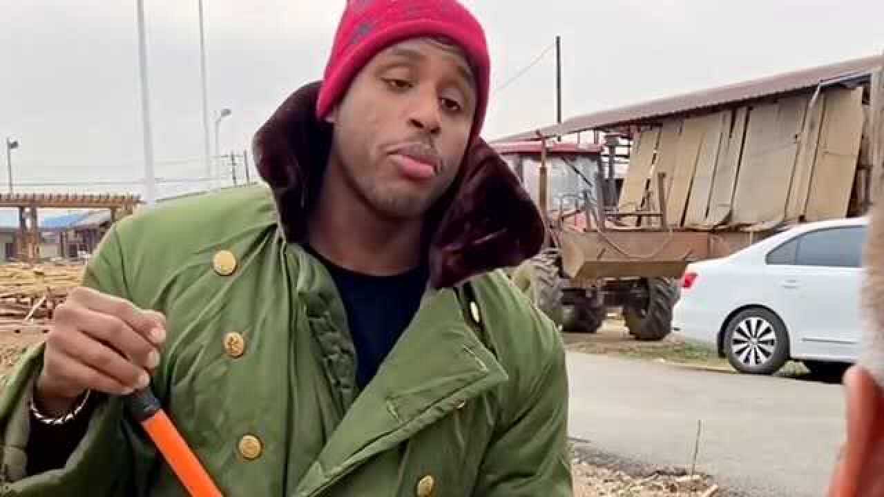 网红炮手张大爷张大爷和老外现场互怼本想到那拉架却变成了吃瓜群众