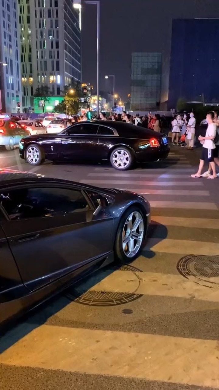 京城富少开兰博基尼大牛来成都太古里炸街了,很帅气呀!