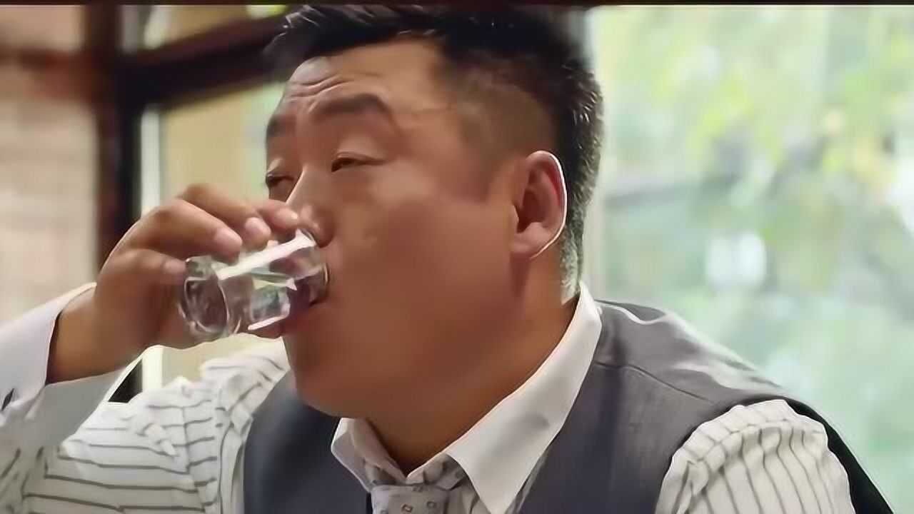 电影别叫我酒神宋晓峰靠挡酒走上人生巅峰要问我的酒量请看大海的方向