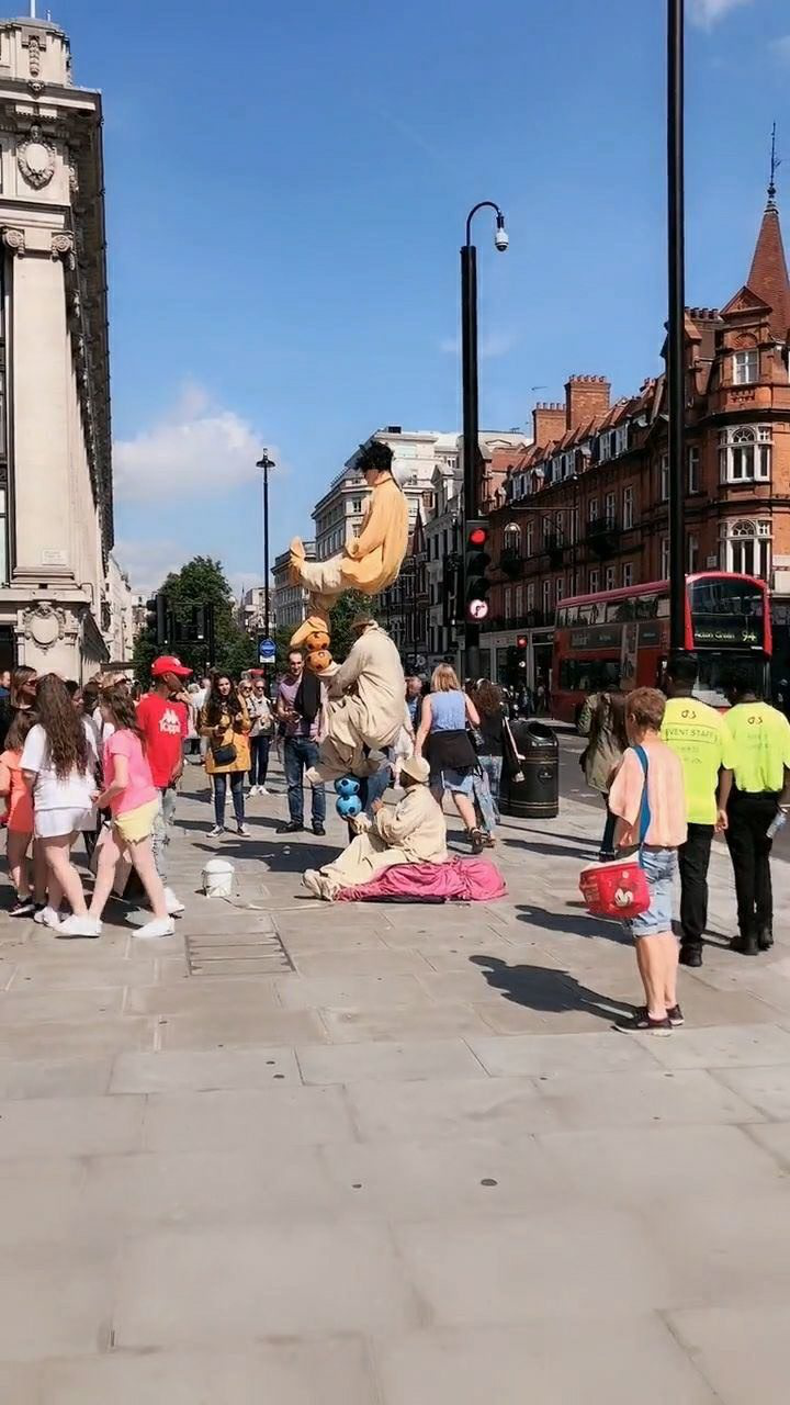 伦敦街头艺人表演引来大家围观