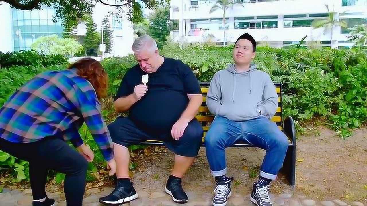 欺负我肚子大不能弯腰系鞋带我就让他看看什么叫灵活的胖子