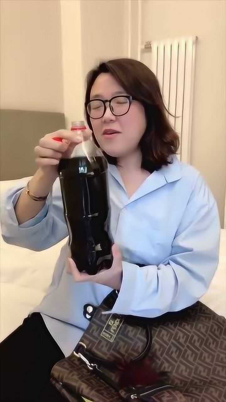 浪胃仙挑战边喝可乐边唱歌这波操作简直太溜网友高手