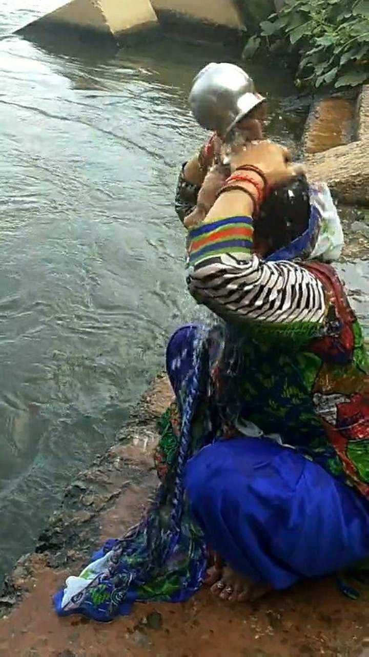 印度恒河边的女人,都是这样洗澡的!