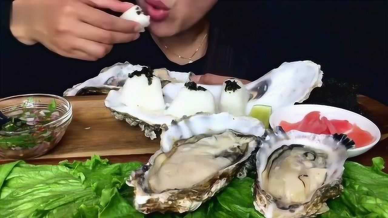 国外女吃货吃大生蚝,肉真肥,配上酱料,吃起来太过瘾了