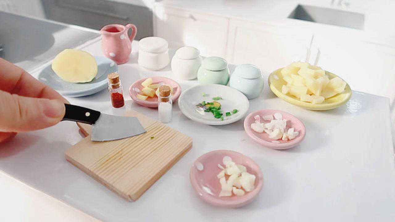 1块钱制作的夜市美食叶小厨迷你厨房出品的麻辣小土豆