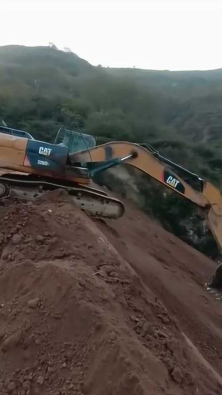 挖掘机滑滑梯,师傅太牛了