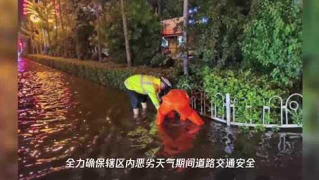 暴雨来袭 文水交警“雨”你同在