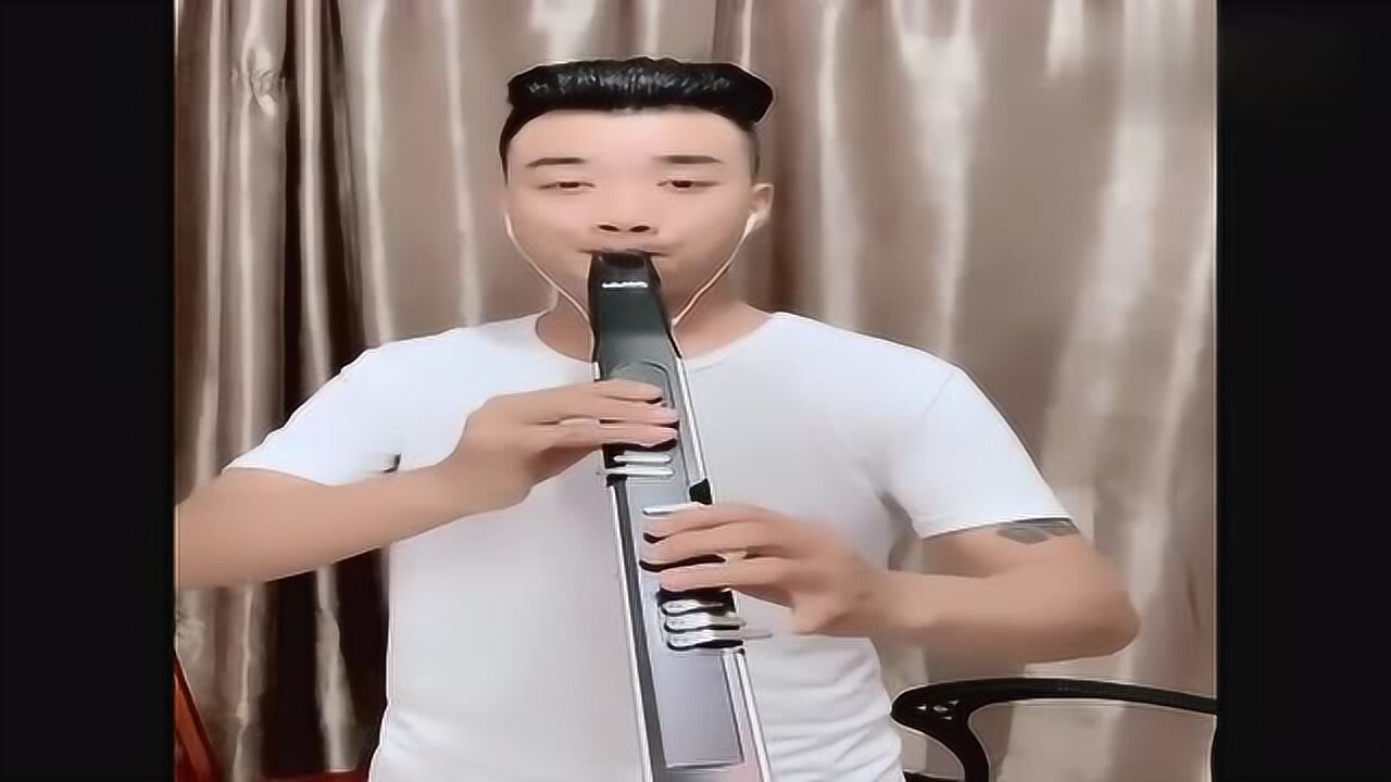 帅哥电吹管吹奏灞桥柳娴熟优美的旋律给人以如痴如醉的享受