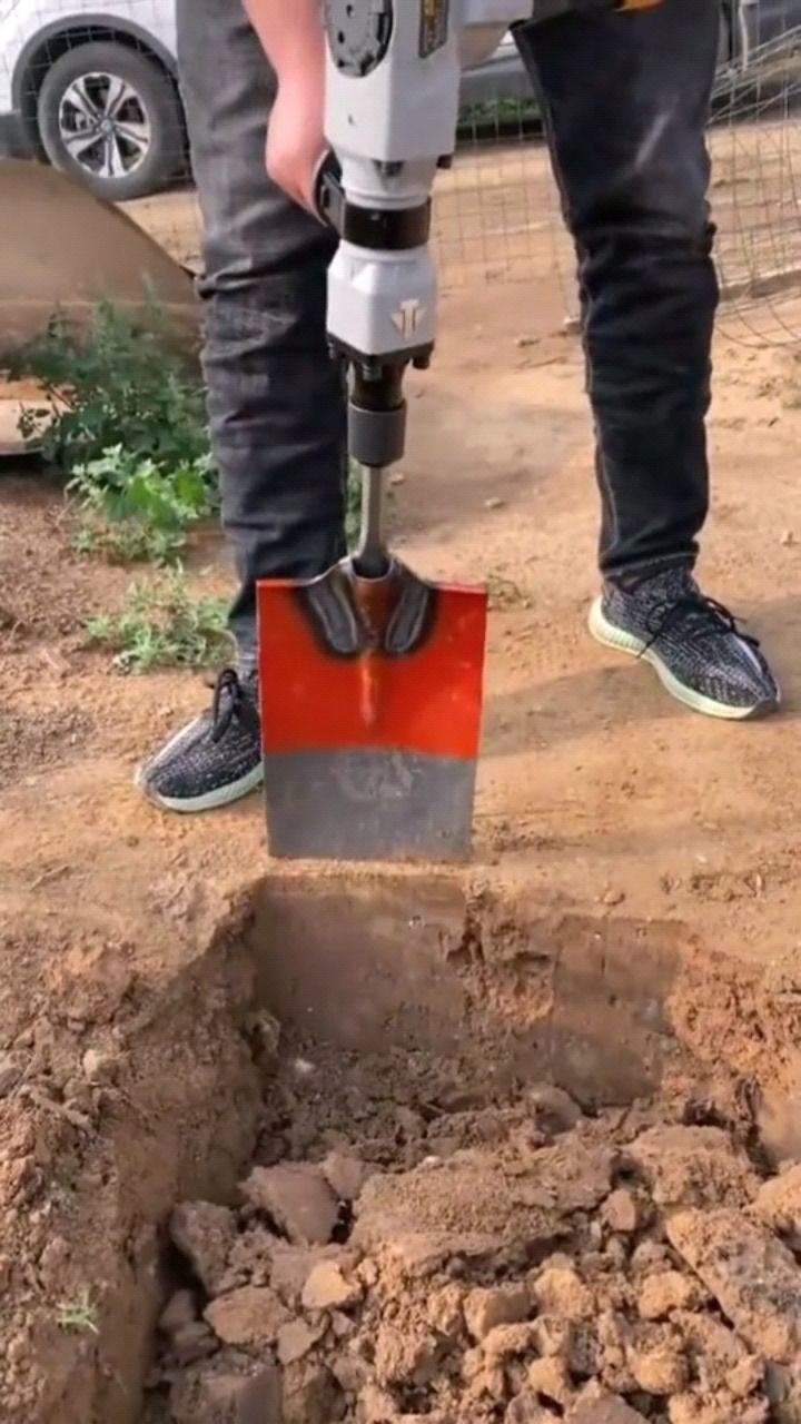 小伙申请国家专利制作电动铁锨难道手震的不疼吗1454