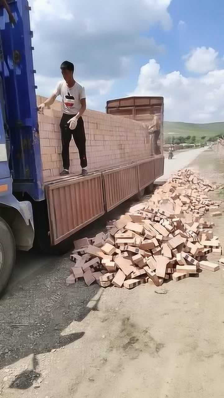 工地工人卸砖一个举动让砖块一万变两万老板都被气得住院了