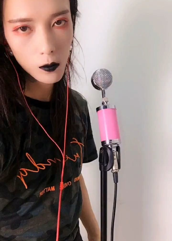 今天给大家唱一首狂狼,这是我最喜欢听的一首歌,特别好听哦!