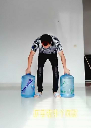 民间大神锻炼,双手举起80斤水桶,玩出了哑铃的感觉!