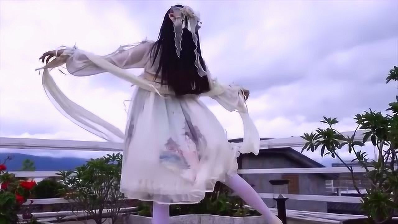 白丝lolita小姐姐天台起舞旋转这就是你梦中的女孩子