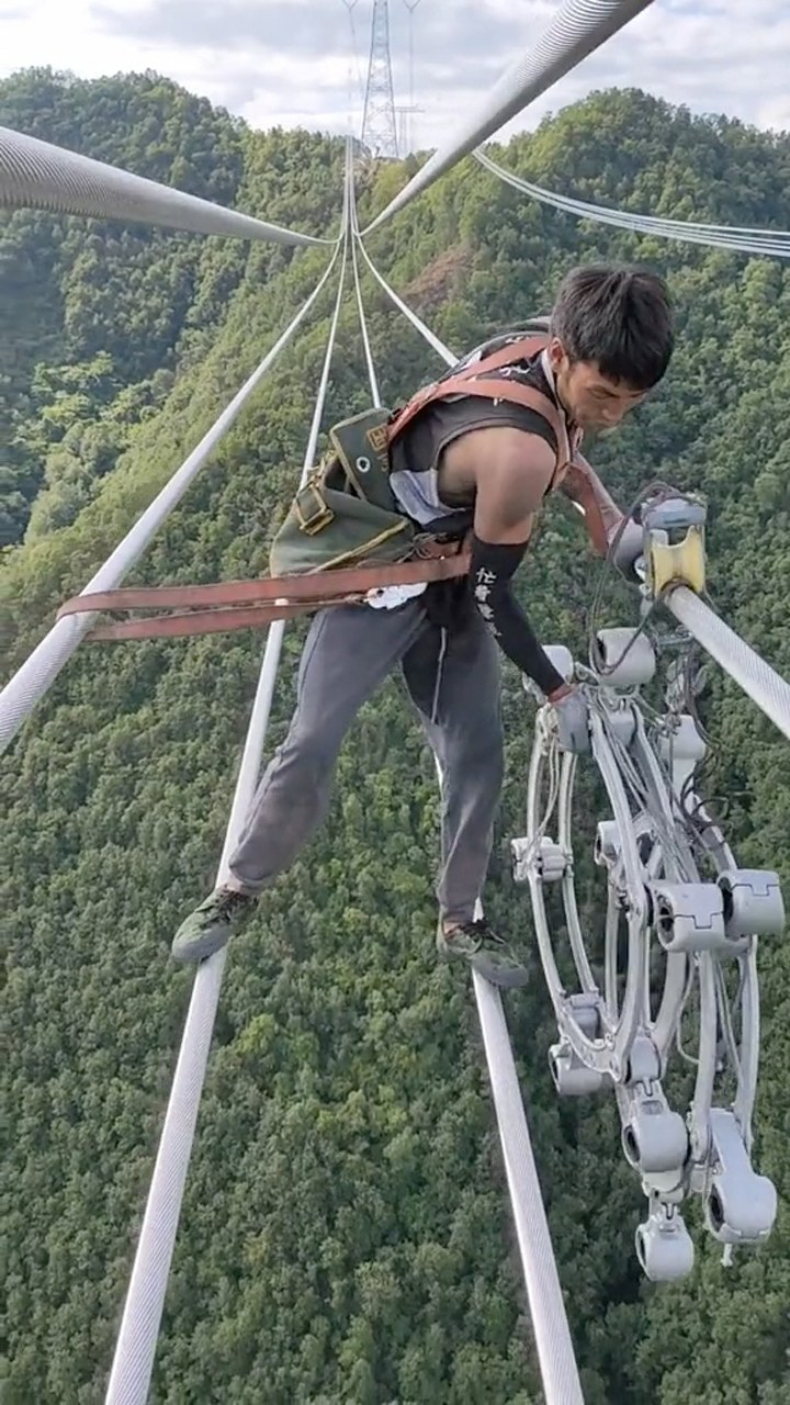 高空作业危险,一定要注意安全