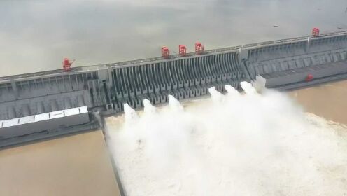 现场航拍！“长江2020年第2号洪水”平稳通过三峡大坝