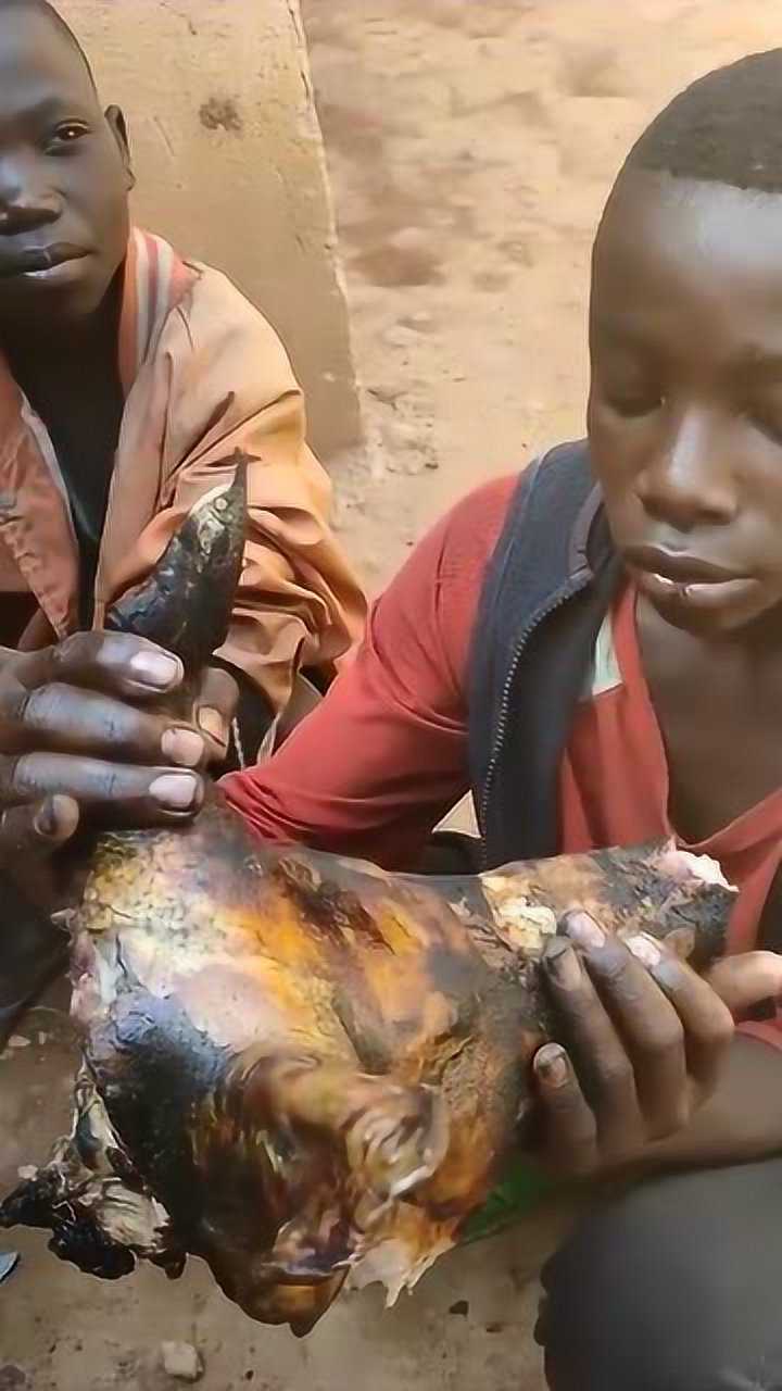 非洲穷人家的孩子,他们都是这样吃饭,看得我有点心疼