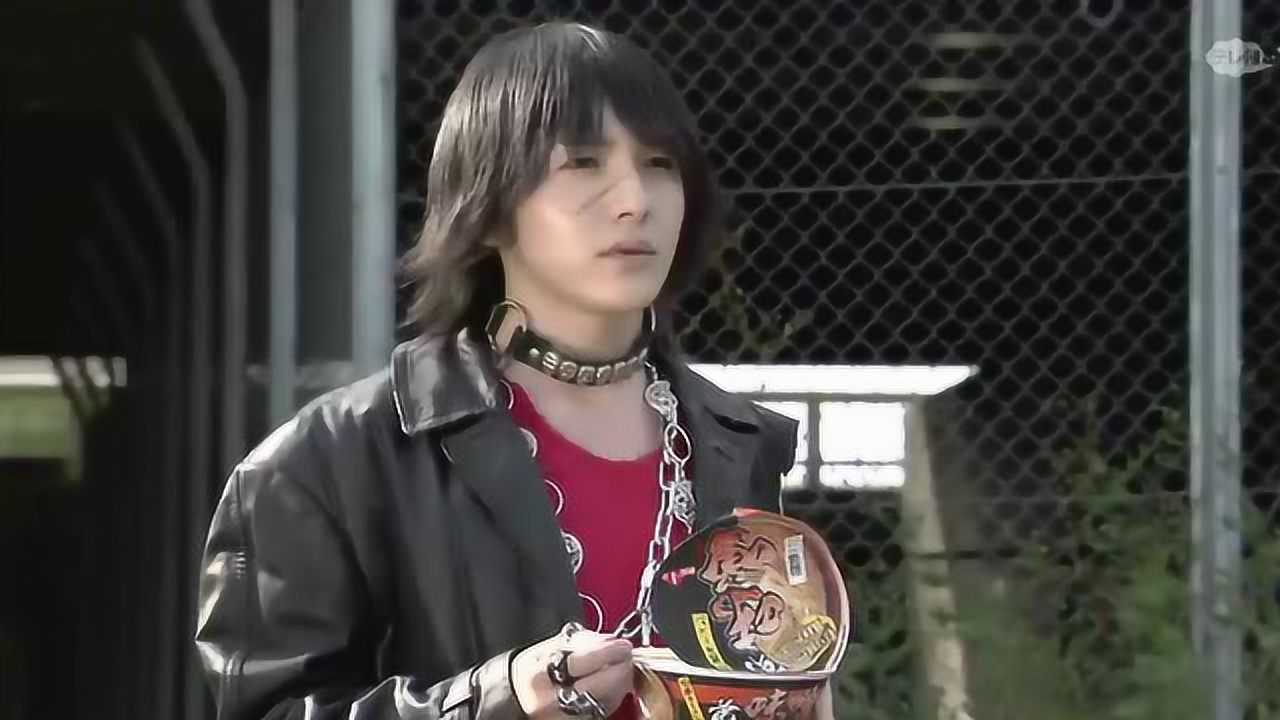 假面骑士甲斗王落魄的地狱兄弟在桥底吃泡面好可怜啊