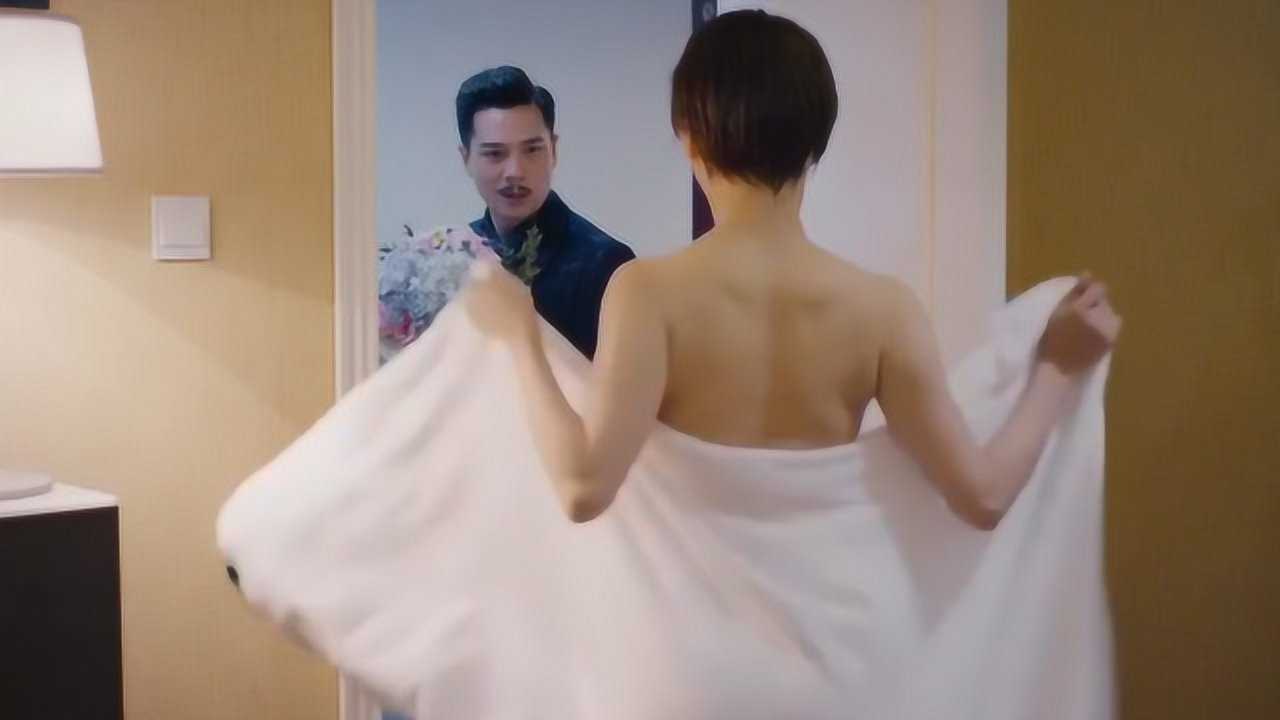 美女刚洗完澡就去开门,不料衣服却没穿好,男子直接不淡定了