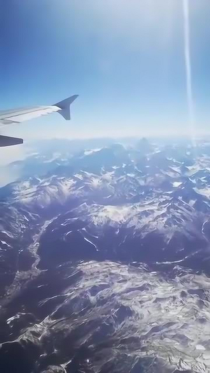 在飞机上,俯瞰四川贡嘎山,厉害了我的国