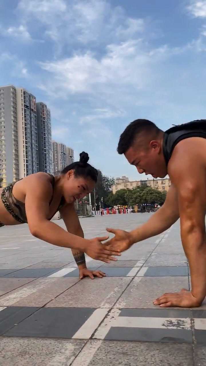 情侣俯卧撑