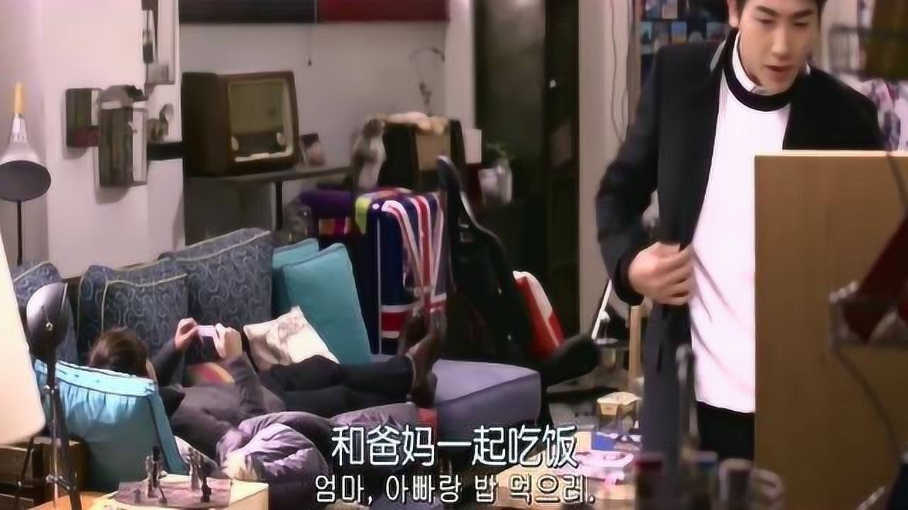 崔英道看着创可贴,朋友的爸爸很讨厌他,饭都吃不下了!_腾讯视频