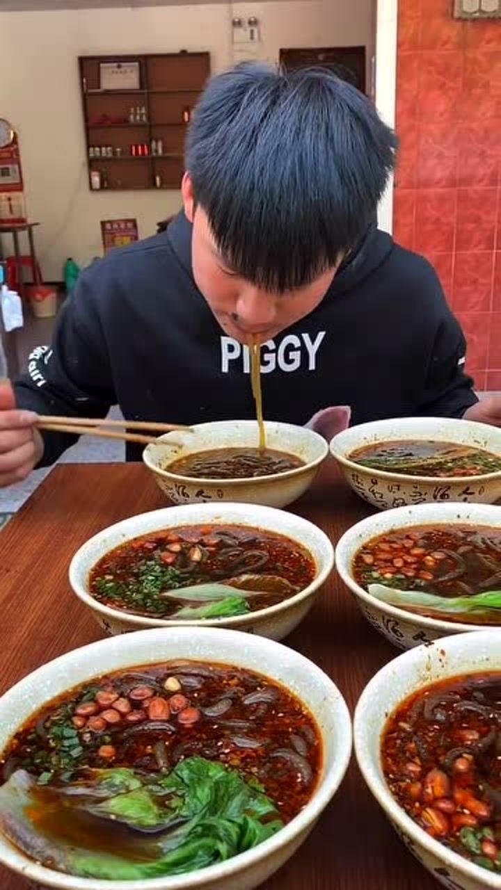 农村大表哥放假了,叫上小伙伴一起吃粉