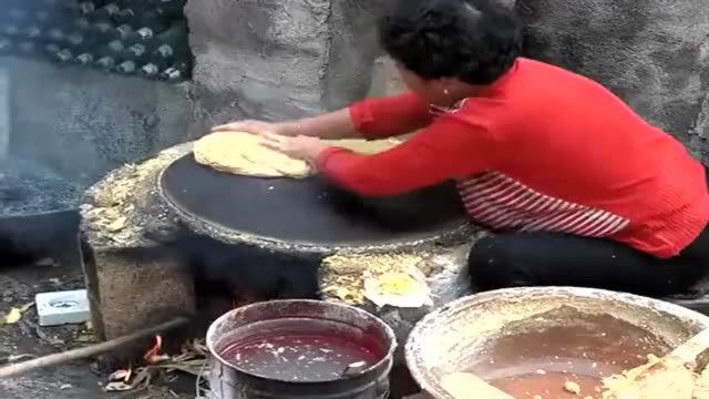 农村大妈在家里摊大饼,玉米面做出来的大饼香脆可口,儿时最好的零食!