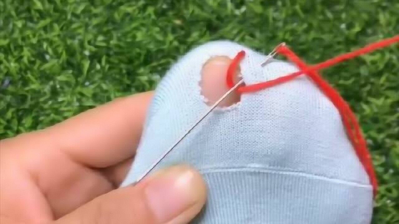 袜子破了洞怎么办呢?婆婆教我一招祖传的针法,这样补太好看了!