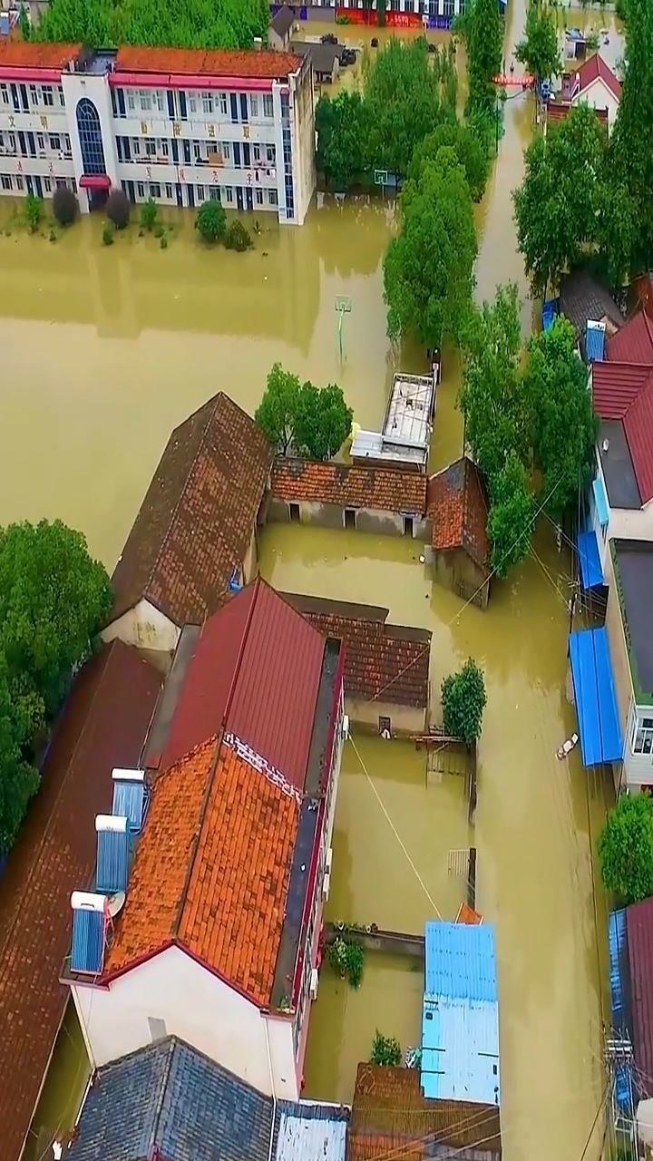 洪水把房子都淹了,天灾无情,人间有爱,力挺安徽,安徽挺住,安徽加油.