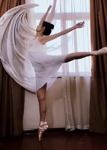 芭蕾舞女神的一字马,看到这标准脚的姿势,真是太厉害了