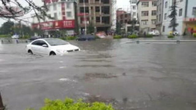 降雨量超50毫米!实拍云南大理暴雨袭城:积水严重街道被淹!